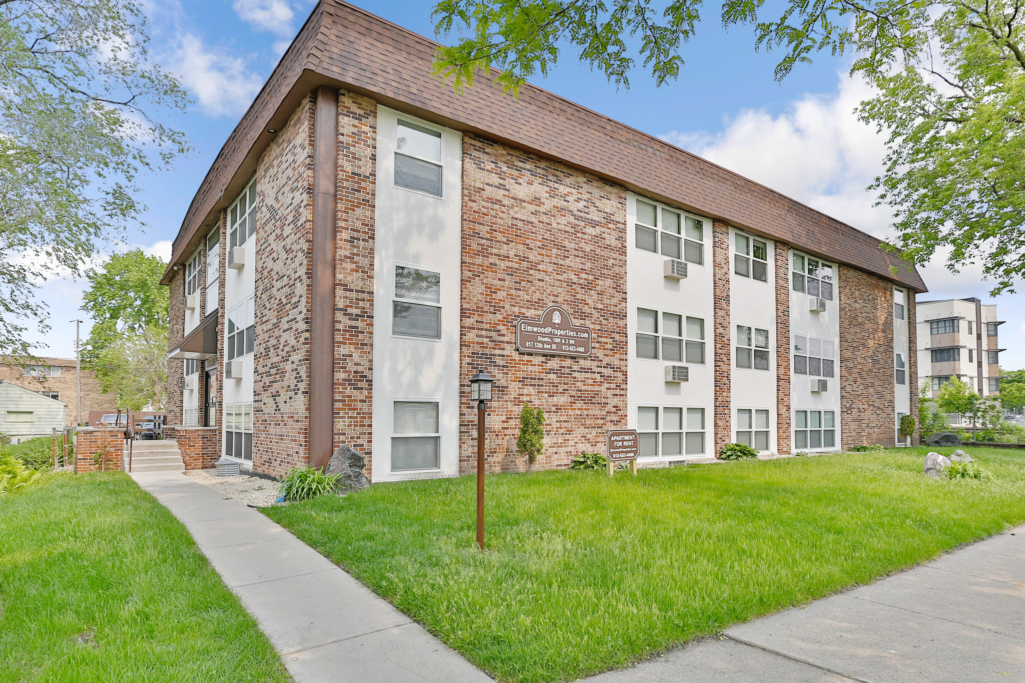 Exterior of 817 12th Ave SE, Minneapolis, MN