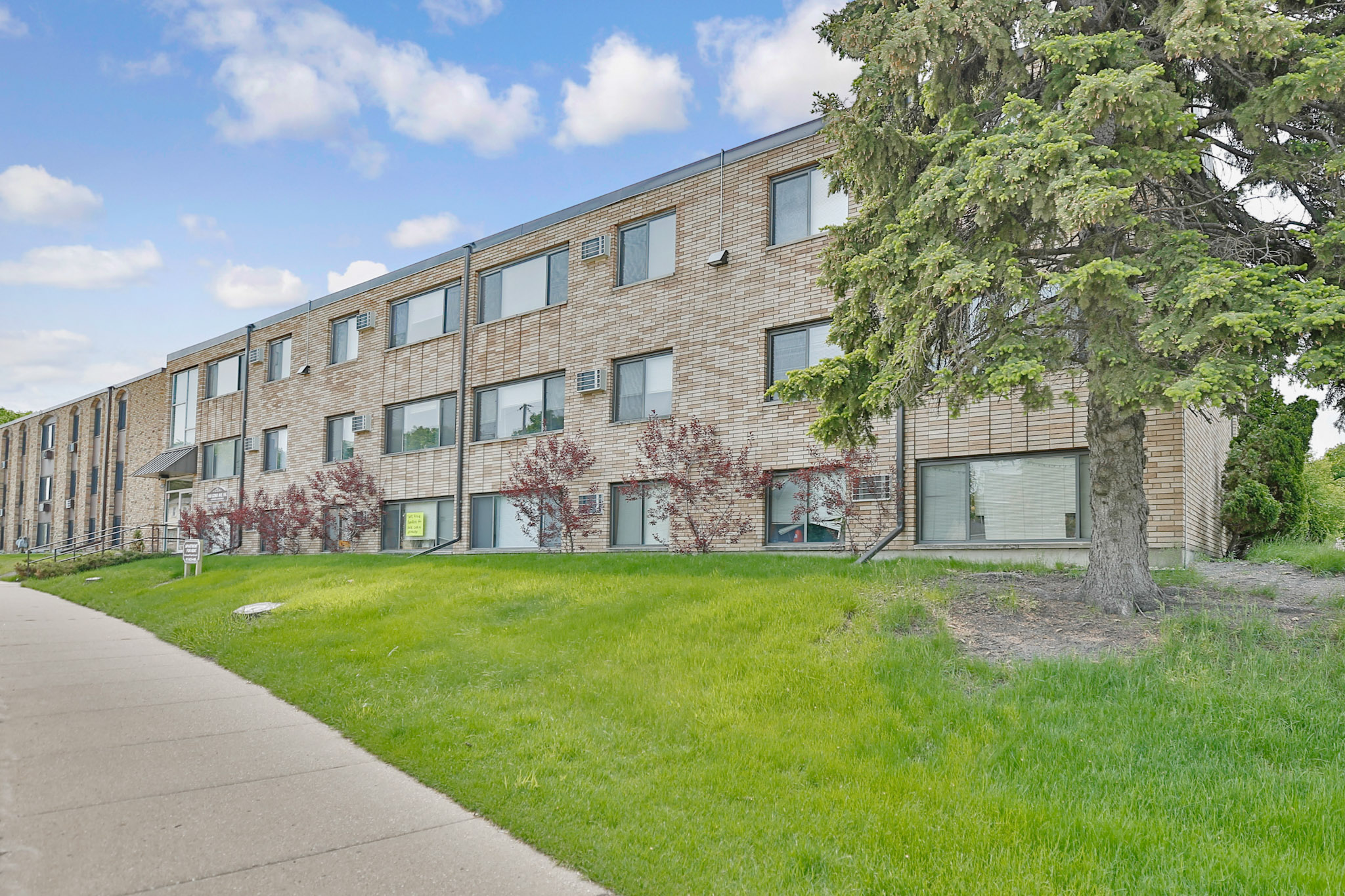Exterior of 1100 Como Ave SE, Minneapolis, MN